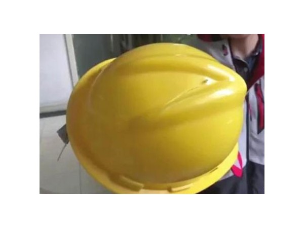 一線工人安全帽視頻引發熱議，機房監控這樣落實企業安全生產體系！